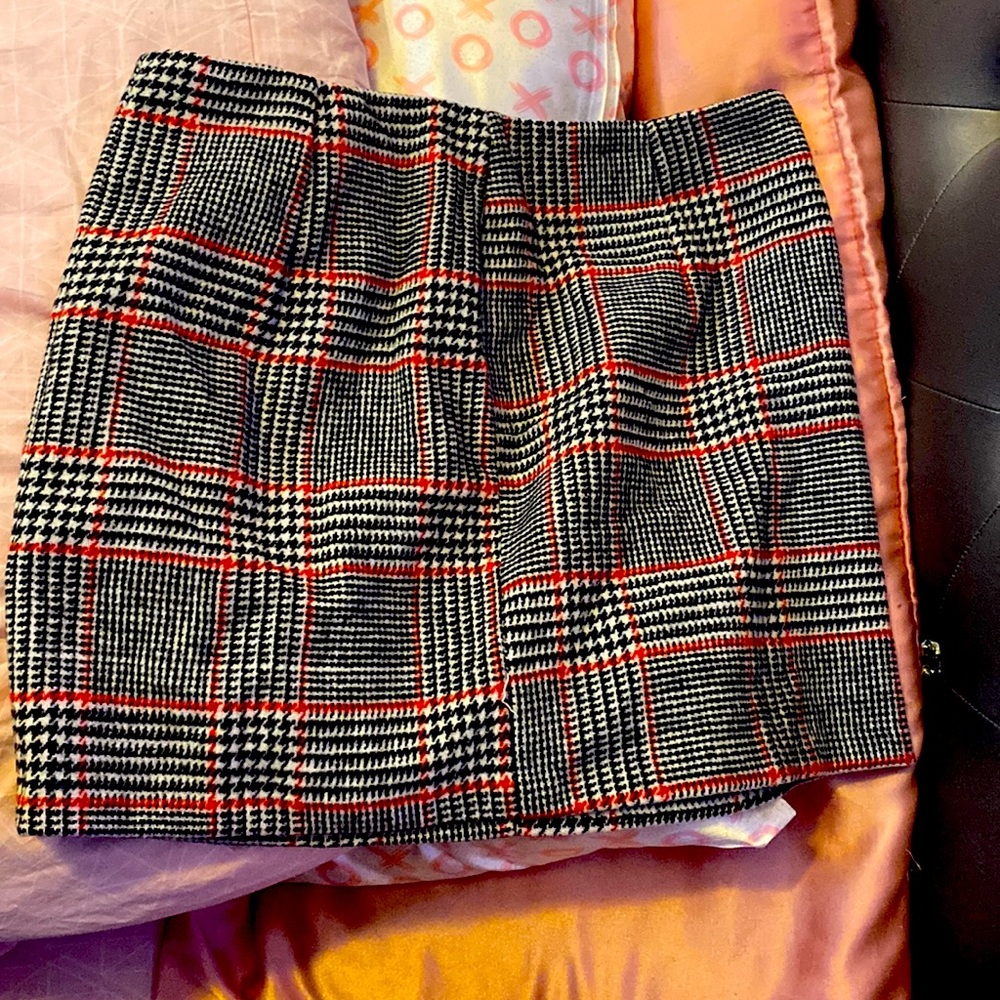 Beautiful plaid skirt with sweater like material 🥰